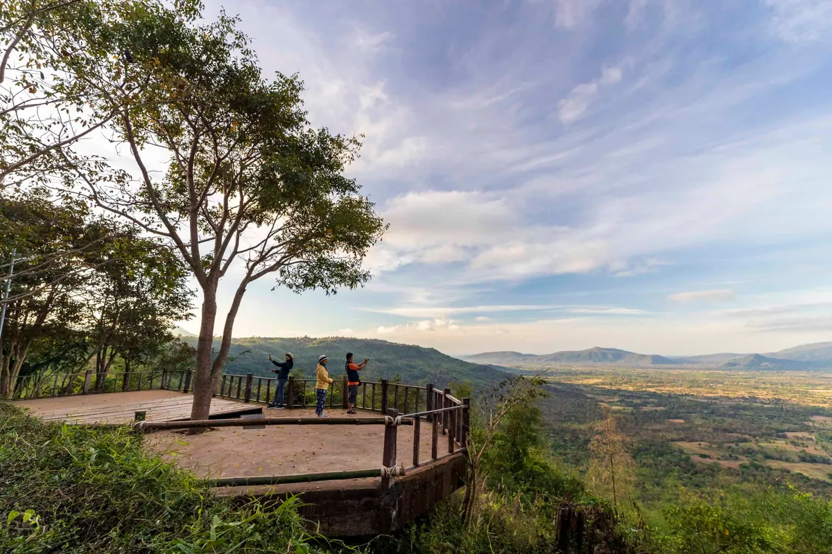อุทยานแห่งชาติทับลาน — รายการแนะนำอุทยานแห่งชาติทางบกที่มีพื้นที่ขนาดใหญ่ในประเทศไทย