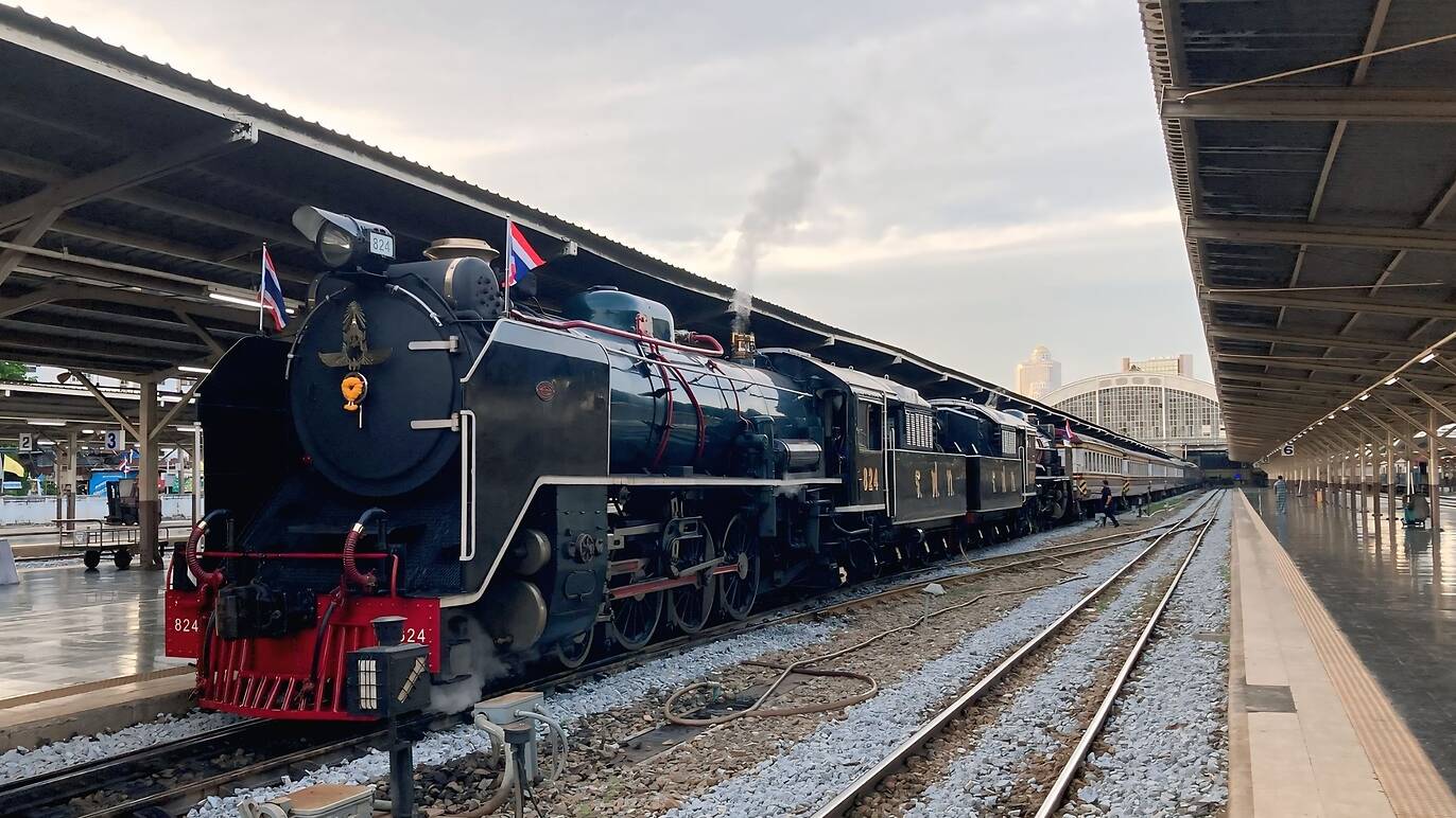 ขบวนรถจักรไอน้ำประวัติศาสตร์ กรุงเทพ – ชุมทางฉะเชิงเทรา — 10 เส้นทางรถไฟท่องเที่ยวสายประวัติศาสตร์และธรรมชาติยอดนิยมในไทย เปิดหวูดสัมผัสเสน่ห์การเดินทางสโลว์ไลฟ์
