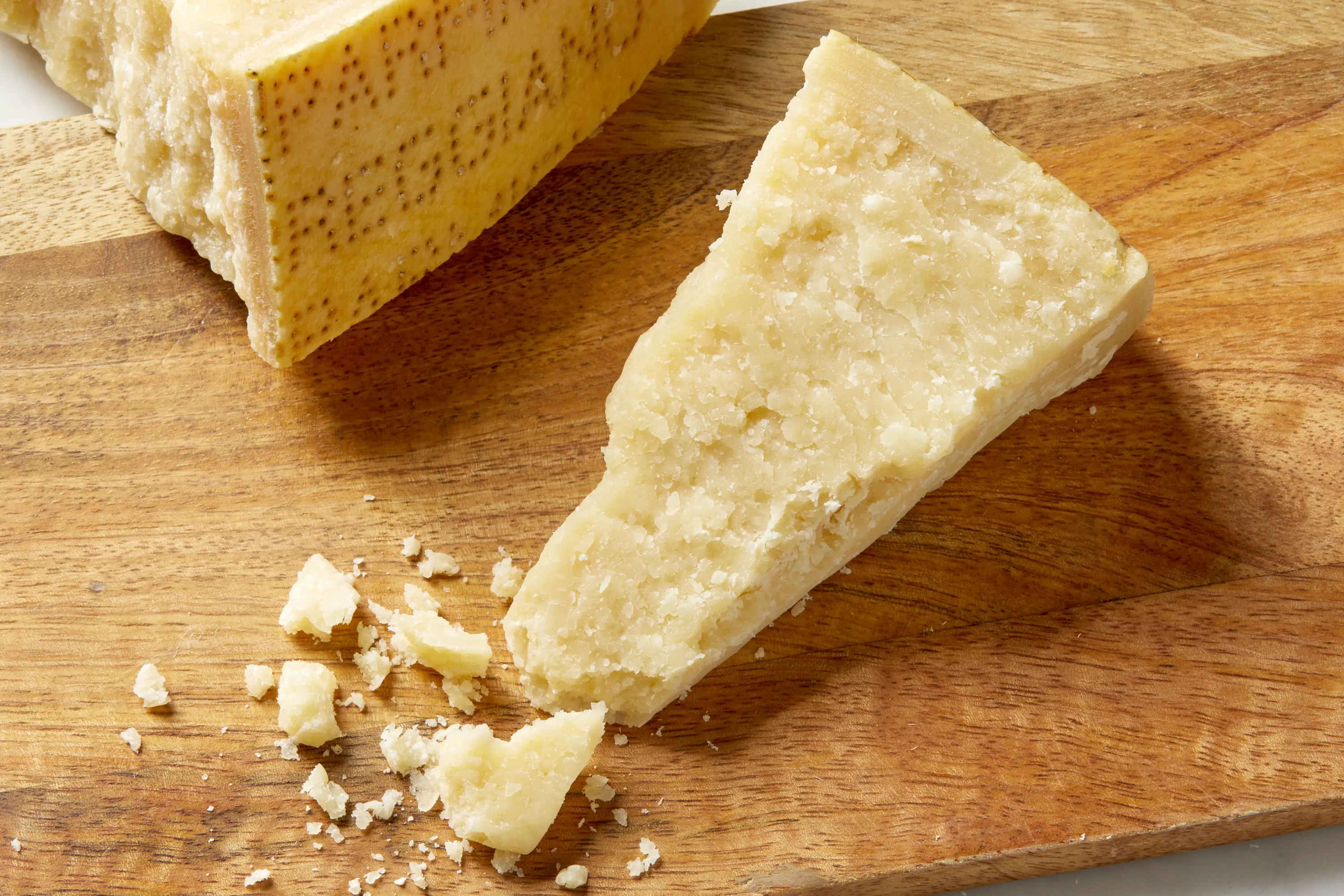 พาร์เมซานชีส (Parmesan Cheese) — 10 อันดับอาหารธรรมชาติที่มีปริมาณโปรตีนสูงที่สุดต่อน้ำหนัก 100 กรัม