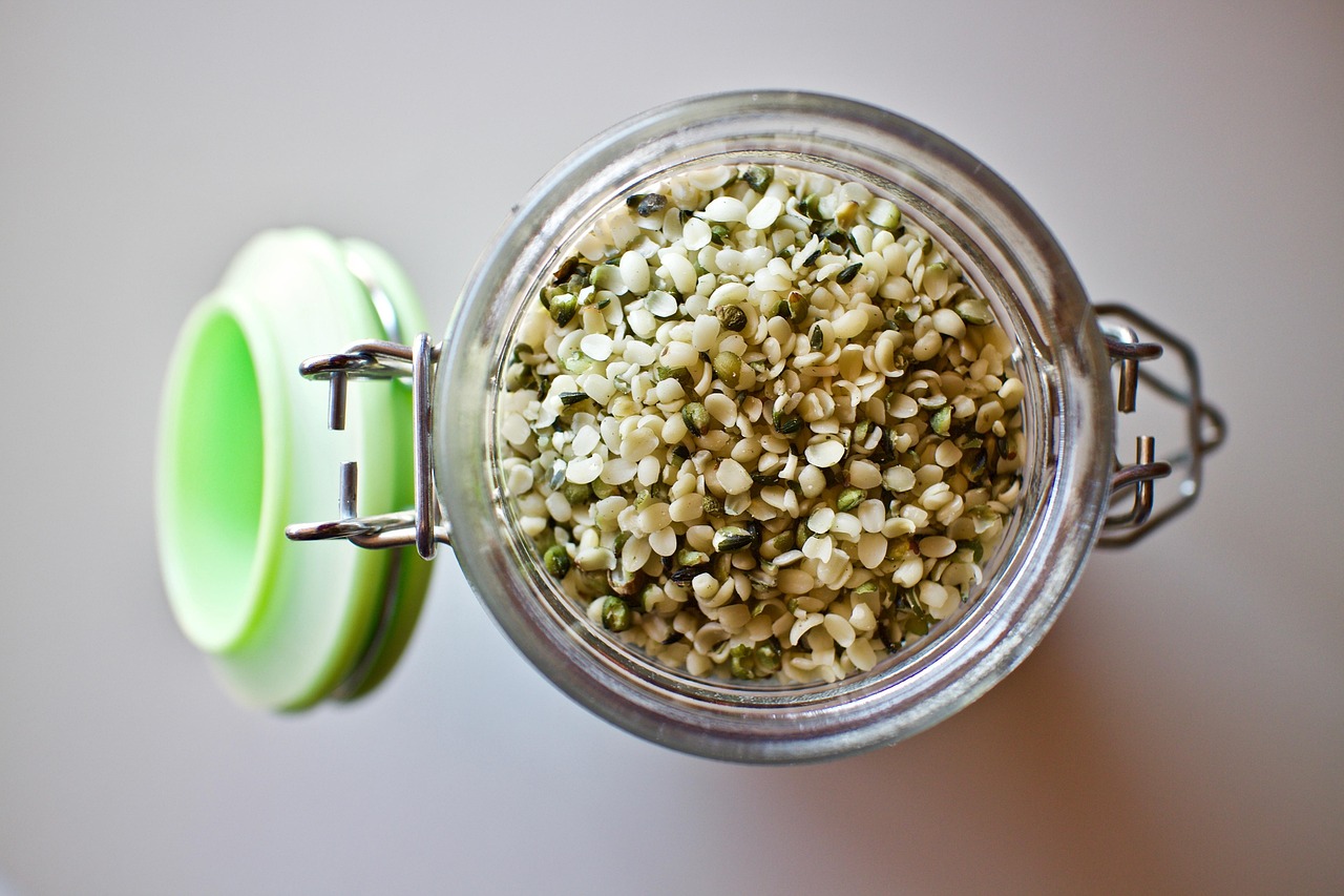 เมล็ดกัญชงกะเทาะเปลือก (Hemp Seeds) — 10 อันดับอาหารธรรมชาติที่มีปริมาณโปรตีนสูงที่สุดต่อน้ำหนัก 100 กรัม
