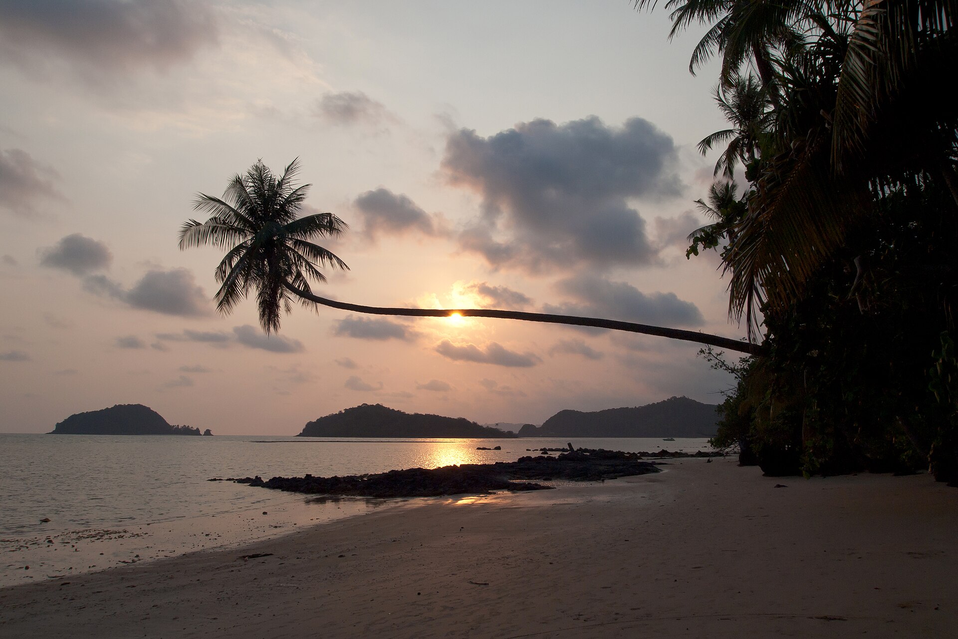 เกาะหมาก (Koh Mak) — 10 เกาะสวยน้ำใสยอดนิยมในไทย น่าไปสัมผัสทะเลอันดามันและอ่าวไทยรับฤดูกาลท่องเที่ยวปลายปี 2569