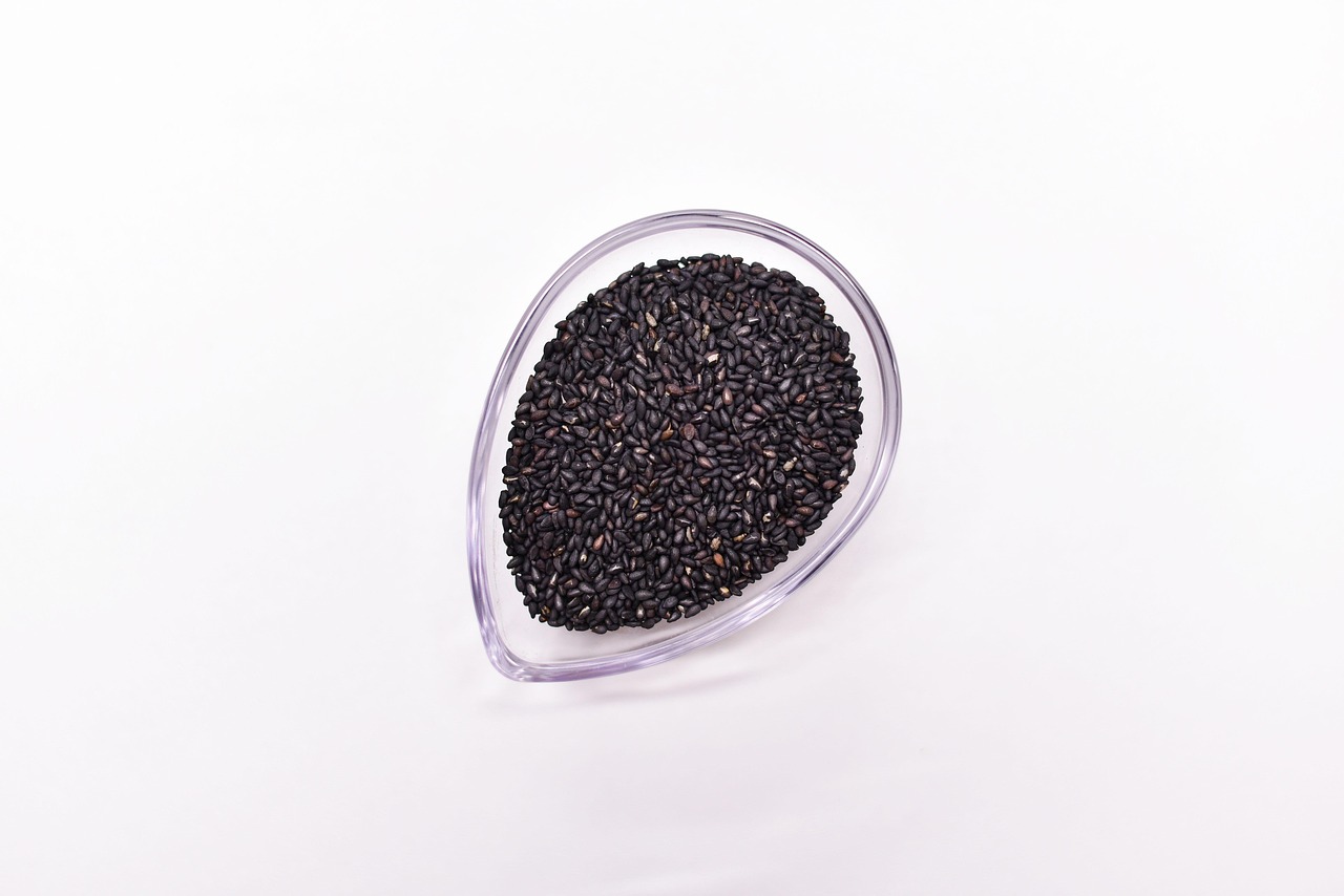 งาดำ (Black Sesame Seeds) — 10 อันดับอาหารธรรมชาติที่มีปริมาณแคลเซียมสูงที่สุดต่อ 100 กรัม