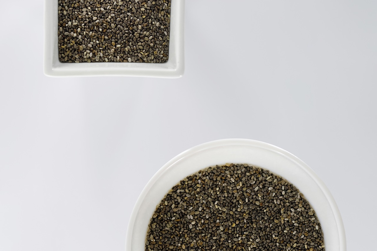 เมล็ดเจีย (Chia Seeds) — 10 อันดับอาหารธรรมชาติที่มีปริมาณแมกนีเซียมสูงที่สุดต่อ 100 กรัม