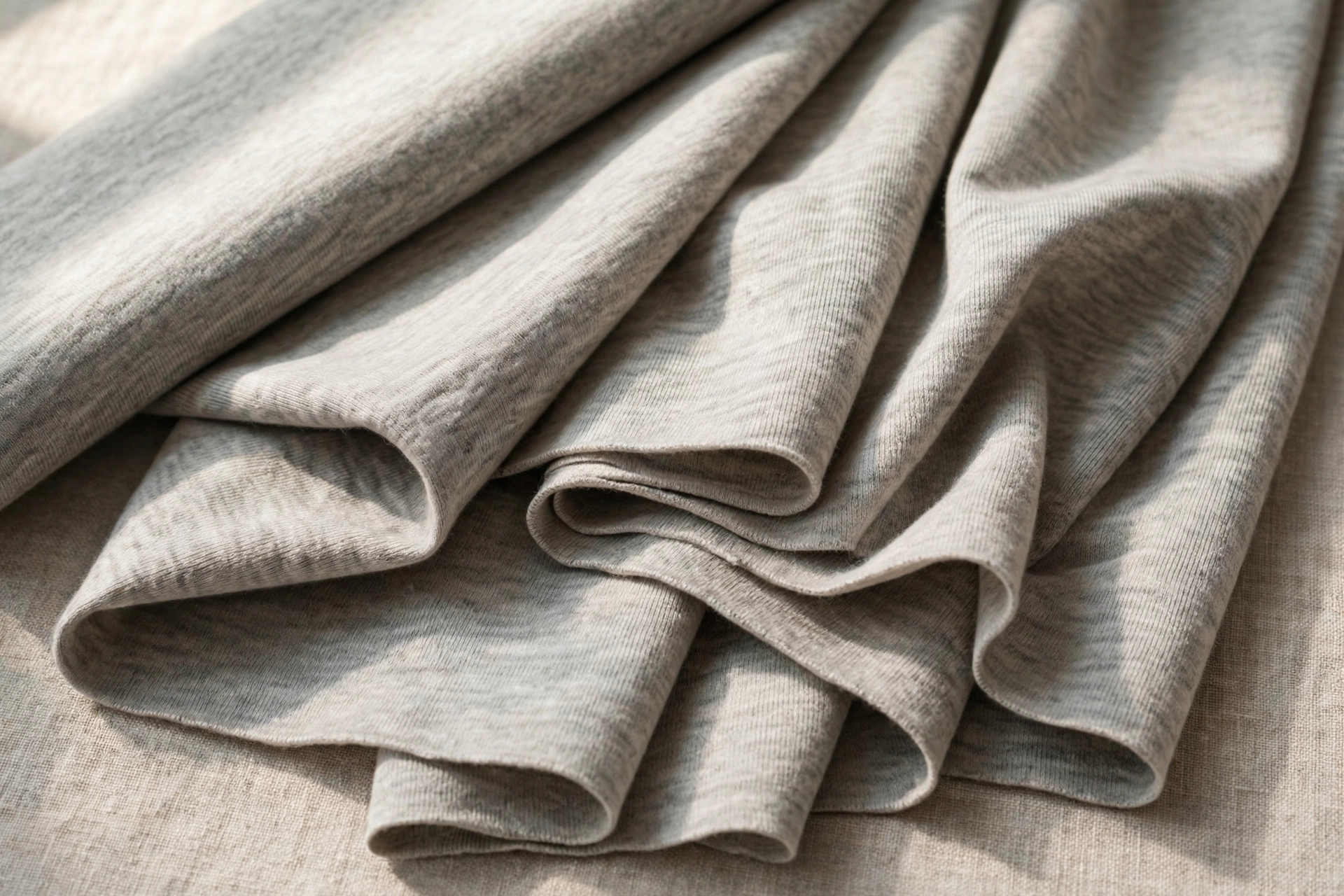 ผ้า Pima Cotton Hybrid — 10 ชนิดผ้าพรีเมียมยอดนิยมสำหรับการผลิตเสื้อยืดและเสื้อโปโลปี 2026 ที่โรงงานการ์เม้นท์แนะนำ