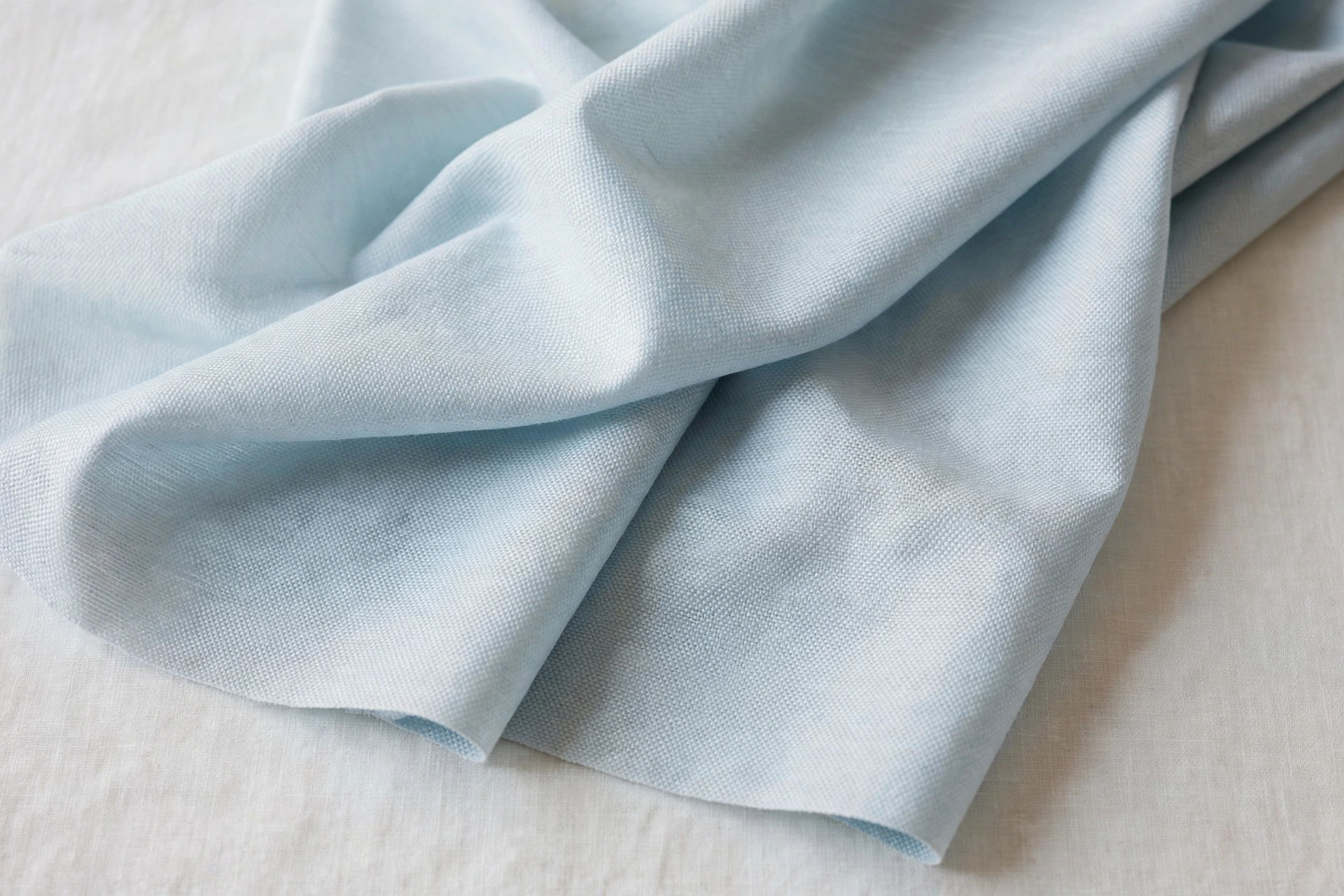 ผ้า Dry-Touch — 10 ชนิดผ้าพรีเมียมยอดนิยมสำหรับการผลิตเสื้อยืดและเสื้อโปโลปี 2026 ที่โรงงานการ์เม้นท์แนะนำ