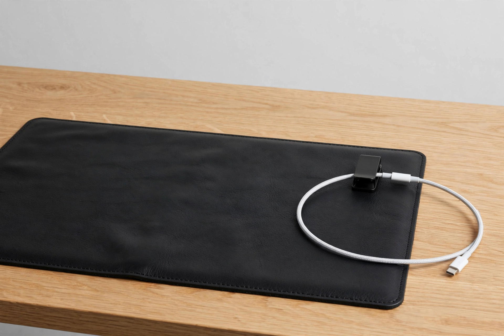 Orbitkey Desk Mat แผ่นรองโต๊ะทำงานหนังวีแกนพร้อมช่องซ่อนเอกสาร — 10 แกดเจ็ตจัดโต๊ะทำงานและโต๊ะคอมยอดนิยมปี 2026 เพิ่มพื้นที่ใช้งาน เสริมการยศาสตร์ และลดความรกอย่างมืออาชีพ