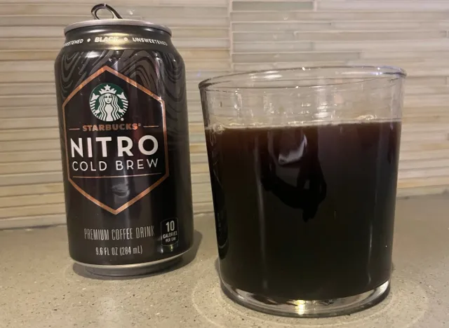 ไนโตร โคลด์บรูว์ (Nitro Cold Brew) — 10 อันดับเครื่องดื่มยอดฮิตในร้านกาแฟและคาเฟ่ที่มีปริมาณคาเฟอีนเฉลี่ยสูงสุดต่อแก้ว