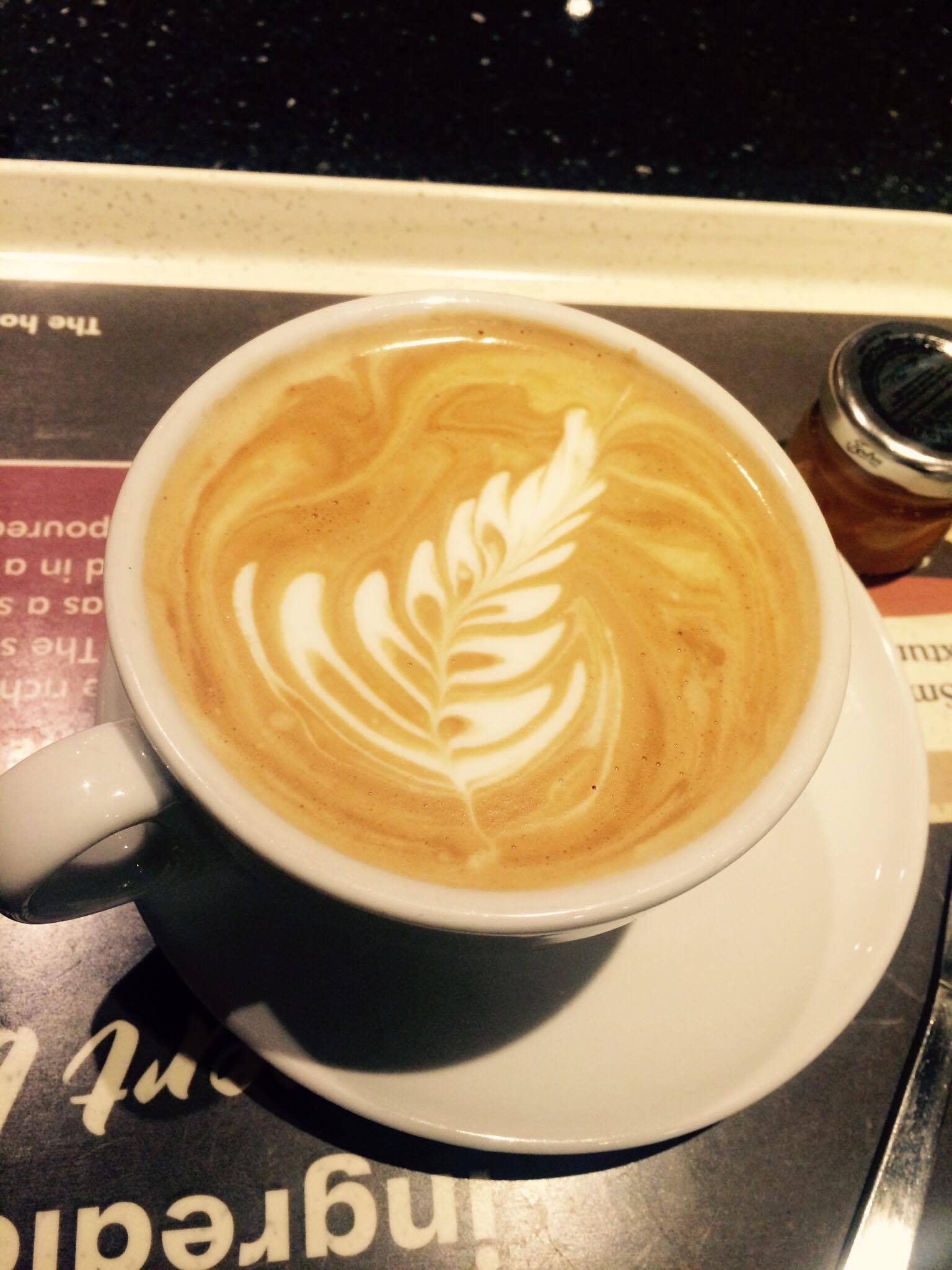 แฟลตไวต์ (Flat White) — 10 อันดับเครื่องดื่มยอดฮิตในร้านกาแฟและคาเฟ่ที่มีปริมาณคาเฟอีนเฉลี่ยสูงสุดต่อแก้ว