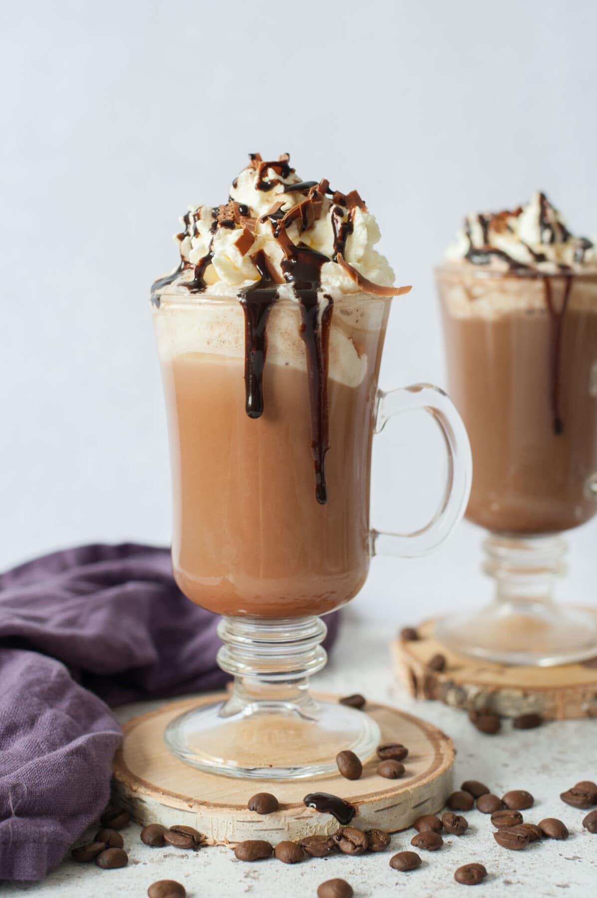 คาเฟ่มอคค่า (Caffè Mocha) — 10 อันดับเครื่องดื่มยอดฮิตในร้านกาแฟและคาเฟ่ที่มีปริมาณคาเฟอีนเฉลี่ยสูงสุดต่อแก้ว