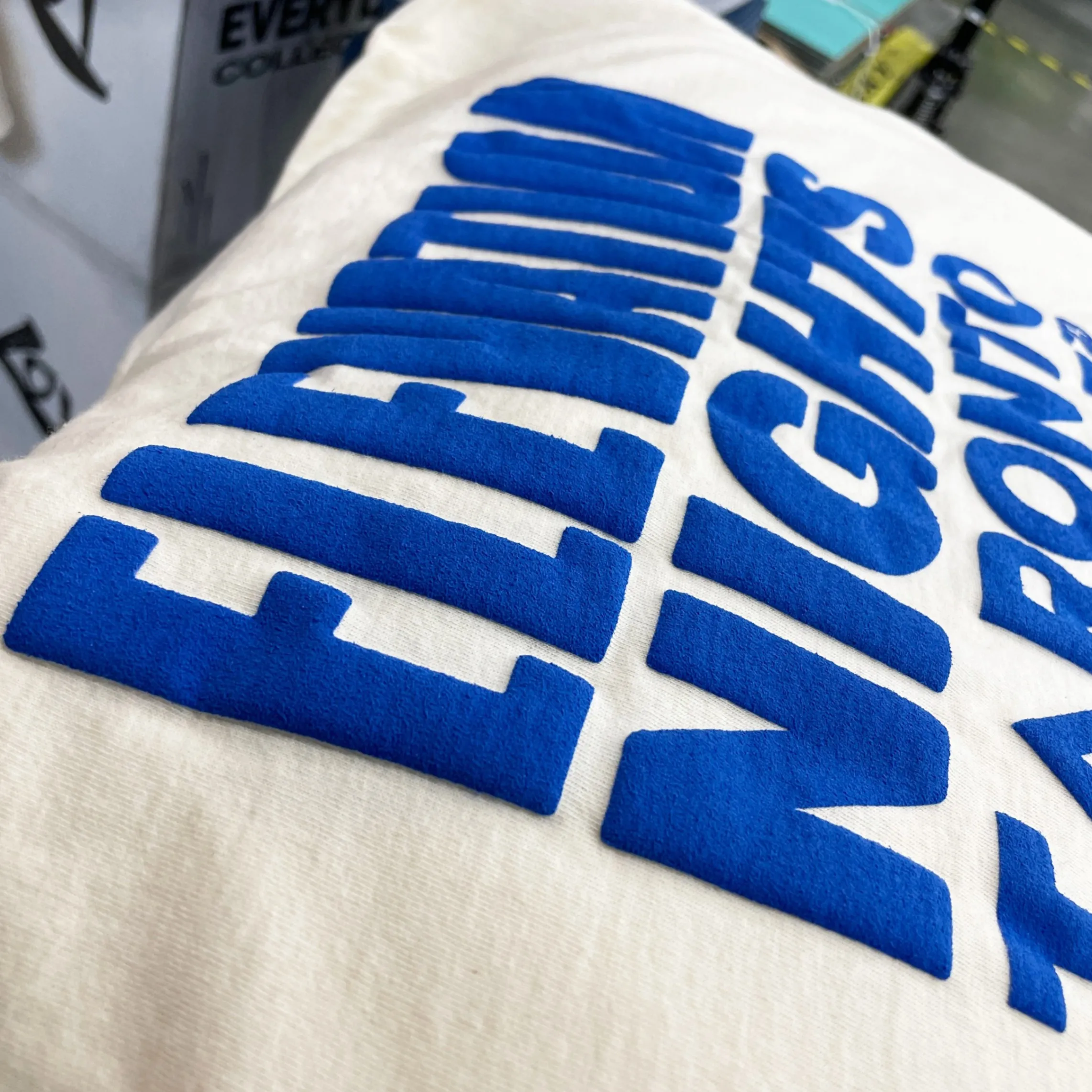 Puff Screen Printing (สกรีนสีนูน / โฟมนูน) — 10 เทคนิคการพิมพ์ลายและสกรีนเสื้อยอดนิยมปี 2026 คู่มือเลือกวิธีตกแต่งเนื้อผ้าให้ตอบโจทย์แบรนด์และยูนิฟอร์ม