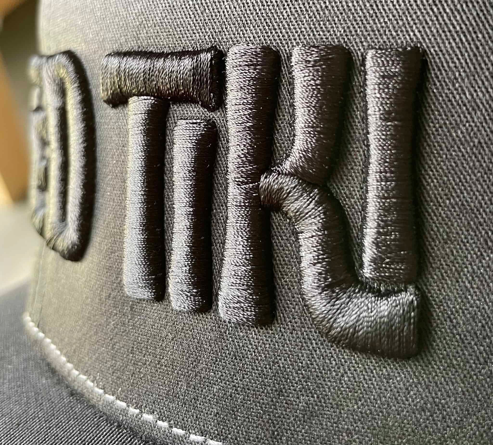 Puff & 3D Embroidery (งานปักสามมิติ / ปักโฟมหนา) — 10 เทคนิคการพิมพ์ลายและสกรีนเสื้อยอดนิยมปี 2026 คู่มือเลือกวิธีตกแต่งเนื้อผ้าให้ตอบโจทย์แบรนด์และยูนิฟอร์ม