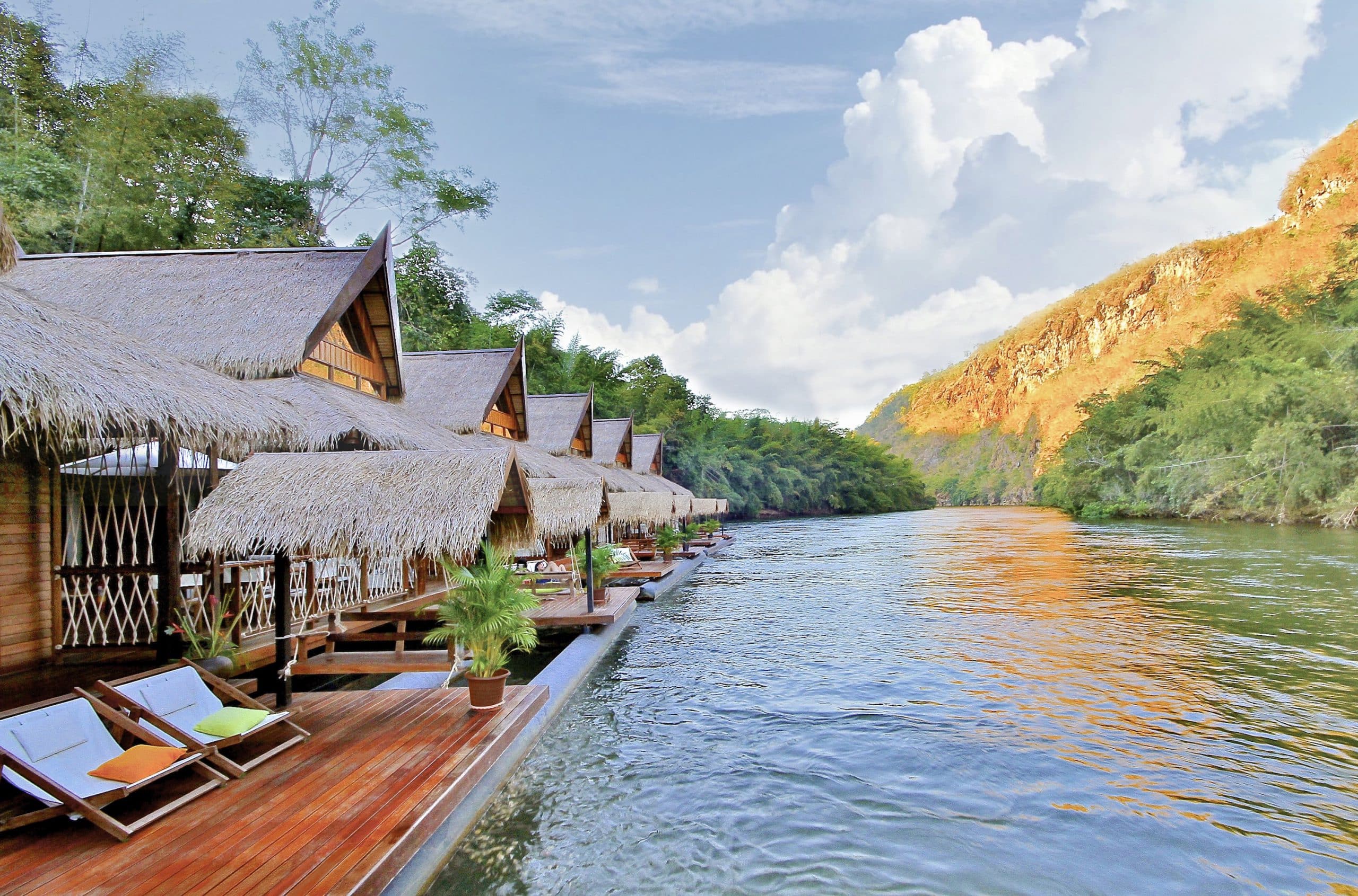 เดอะ โฟลทเฮ้าส์ ริเวอร์แคว (The Float House River Kwai Resort) — 10 ที่พักและรีสอร์ตริมน้ำกาญจนบุรี บรรยากาศสุดสงบสำหรับทริปพักผ่อนรับลมหนาวปลายปี 2569