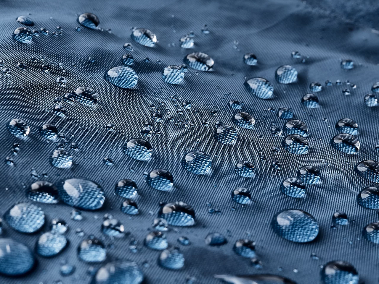สารเคลือบกันน้ำไร้สารฟลูออรีน (PFC-Free / Non-Fluorinated Durable Water Repellent) — 10 นวัตกรรมเส้นใยผ้าฟังก์ชันและเทคโนโลยีเนื้อผ้าอัจฉริยะยอดนิยมสำหรับการผลิตเสื้อผ้าและยูนิฟอร์ม ปี 2026