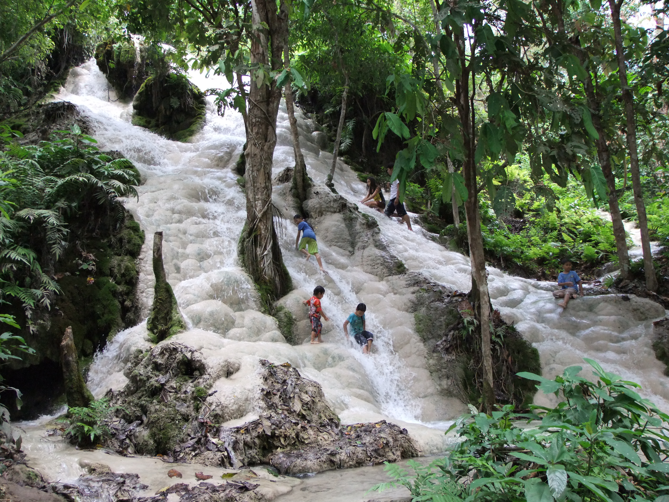 อุทยานแห่งชาติน้ำตกบัวตอง-น้ำพุเจ็ดสี — รายการแนะนำอุทยานแห่งชาติยอดนิยมของไทยที่มีผู้มาเยือนมาก อัปเดตสถิติล่าสุด