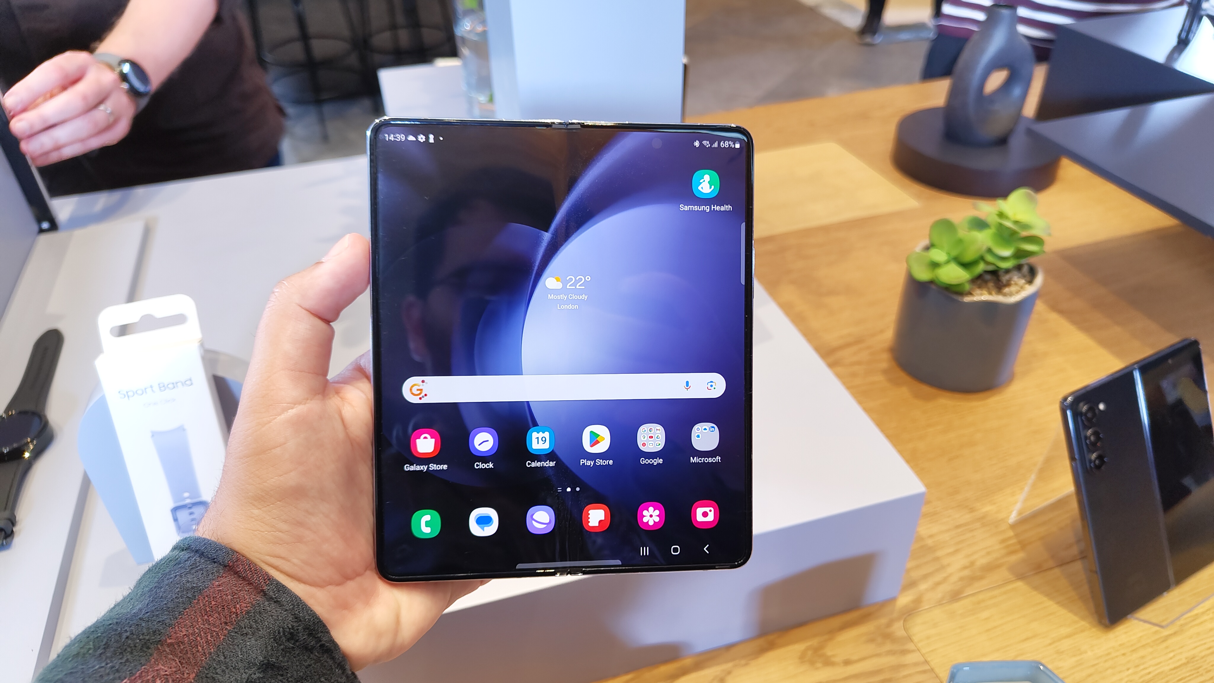 Samsung Galaxy Z Fold Series (Foldable 2-in-1) — 10 แท็บเล็ตและอุปกรณ์หน้าจอพับ 2-in-1 ยอดนิยมปี 2026 ขุมพลัง AI ตอบโจทย์การเรียน การทำงาน และสายวาดเขียน