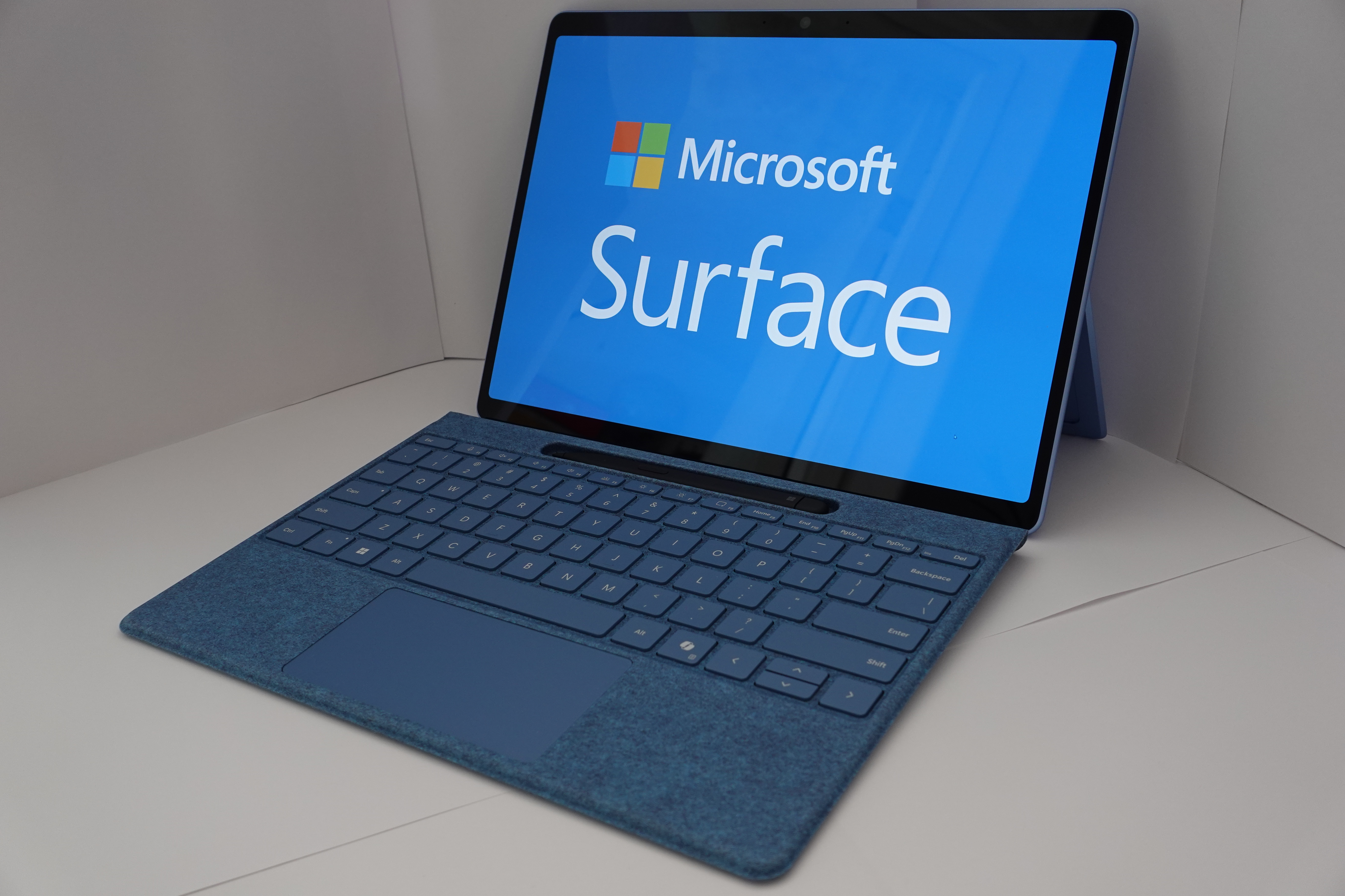 Microsoft Surface Pro 11th Edition — 10 แท็บเล็ตและอุปกรณ์หน้าจอพับ 2-in-1 ยอดนิยมปี 2026 ขุมพลัง AI ตอบโจทย์การเรียน การทำงาน และสายวาดเขียน