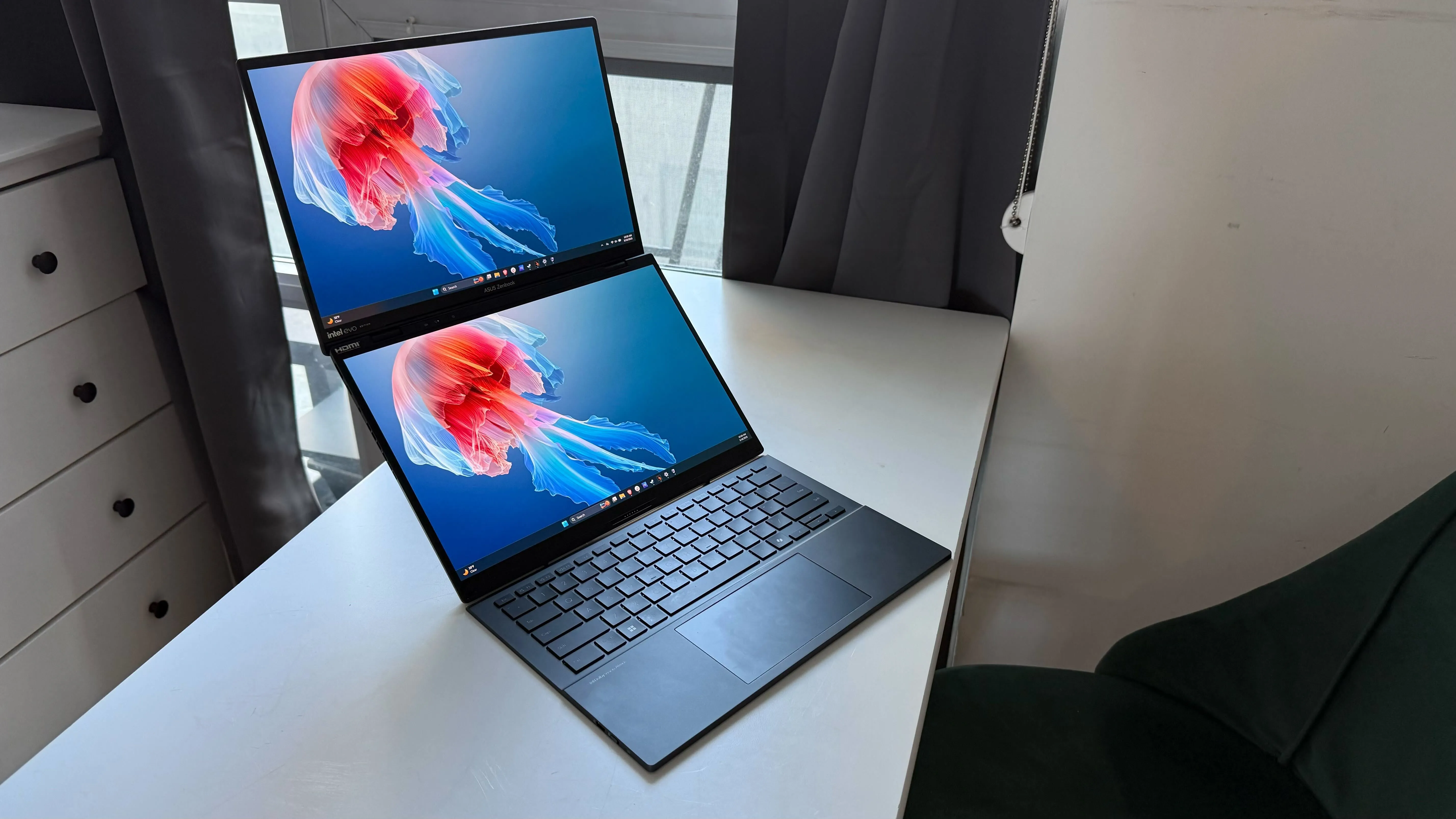 ASUS Zenbook DUO (Dual OLED) — 10 แท็บเล็ตและอุปกรณ์หน้าจอพับ 2-in-1 ยอดนิยมปี 2026 ขุมพลัง AI ตอบโจทย์การเรียน การทำงาน และสายวาดเขียน
