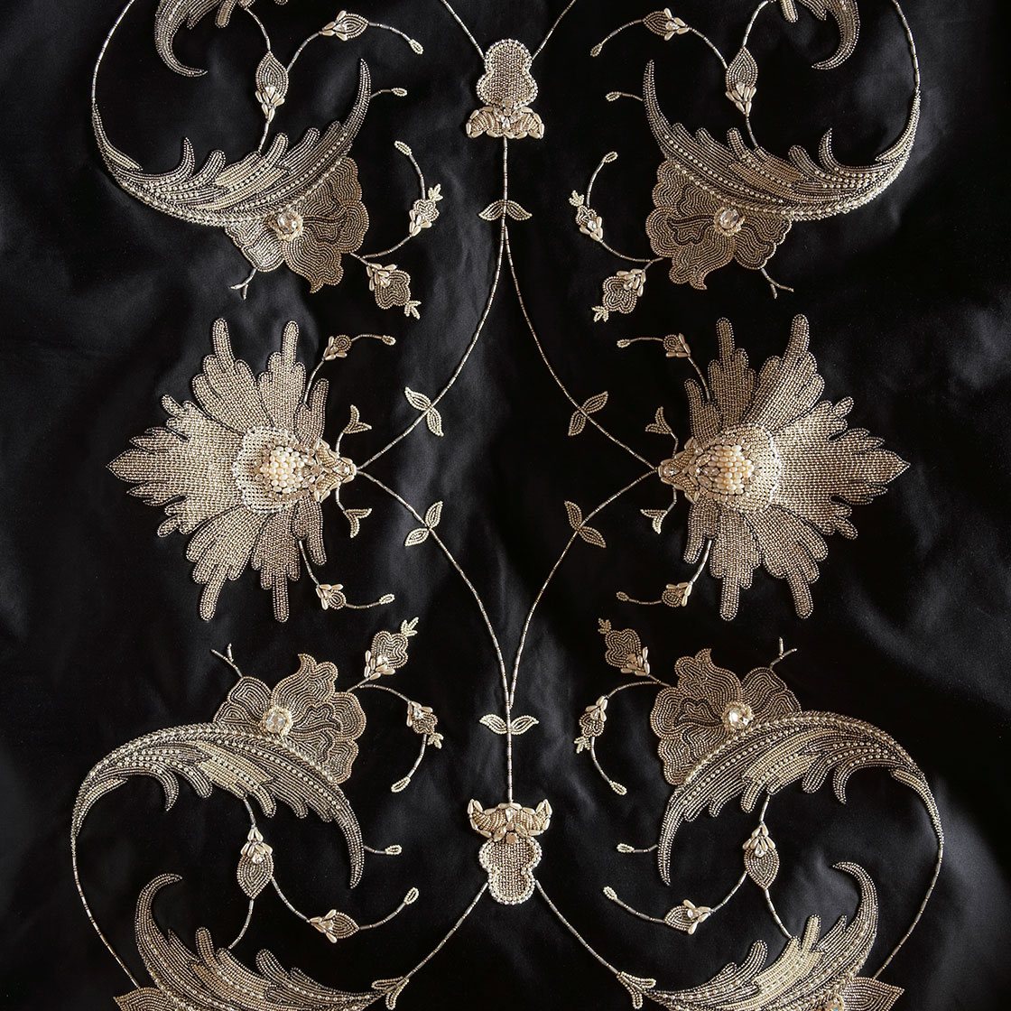 การระบุเทคนิคการพิมพ์ สกรีน และงานตกแต่งผิวผ้า (Embellishment Techniques) — 10 เช็กลิสต์ขั้นตอนการเตรียมตัวสั่งผลิตเสื้อผ้ากับโรงงานการ์เม้นท์ ฉบับมือโปร ปี 2569