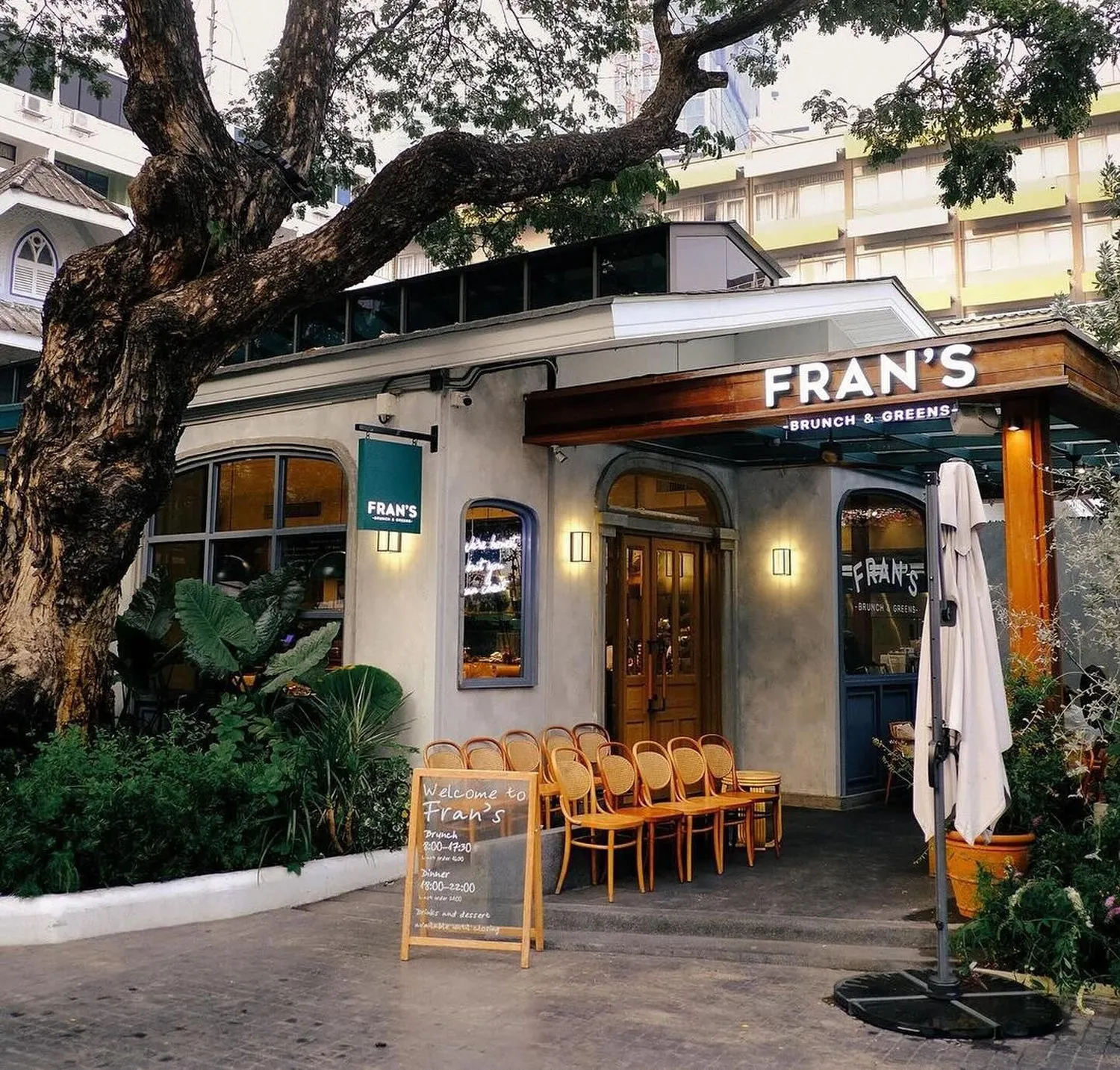 10 คาเฟ่และร้านบรันช์บรรยากาศดี ย่านสาทร-สีลม ยอดนิยมปี 2569 ปักหมุดมุมถ่ายรูปสวยและเมนู All-Day Dining แสนอร่อย