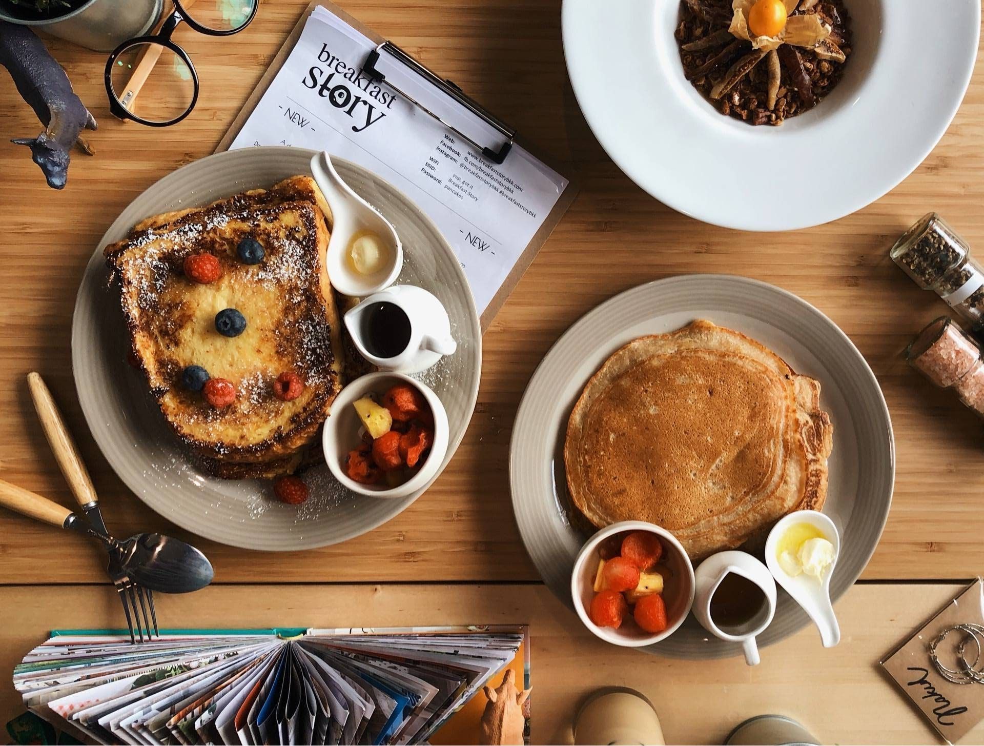Breakfast Story — 10 คาเฟ่และร้านบรันช์บรรยากาศดี ย่านสาทร-สีลม ยอดนิยมปี 2569 ปักหมุดมุมถ่ายรูปสวยและเมนู All-Day Dining แสนอร่อย