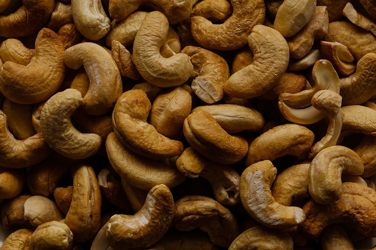 เม็ดมะม่วงหิมพานต์อบ (Roasted Cashews) — 10 อันดับอาหารธรรมชาติที่มีแมกนีเซียมสูงที่สุดต่อ 100 กรัม เสริมการนอนหลับลึกและผ่อนคลายกล้ามเนื้อ