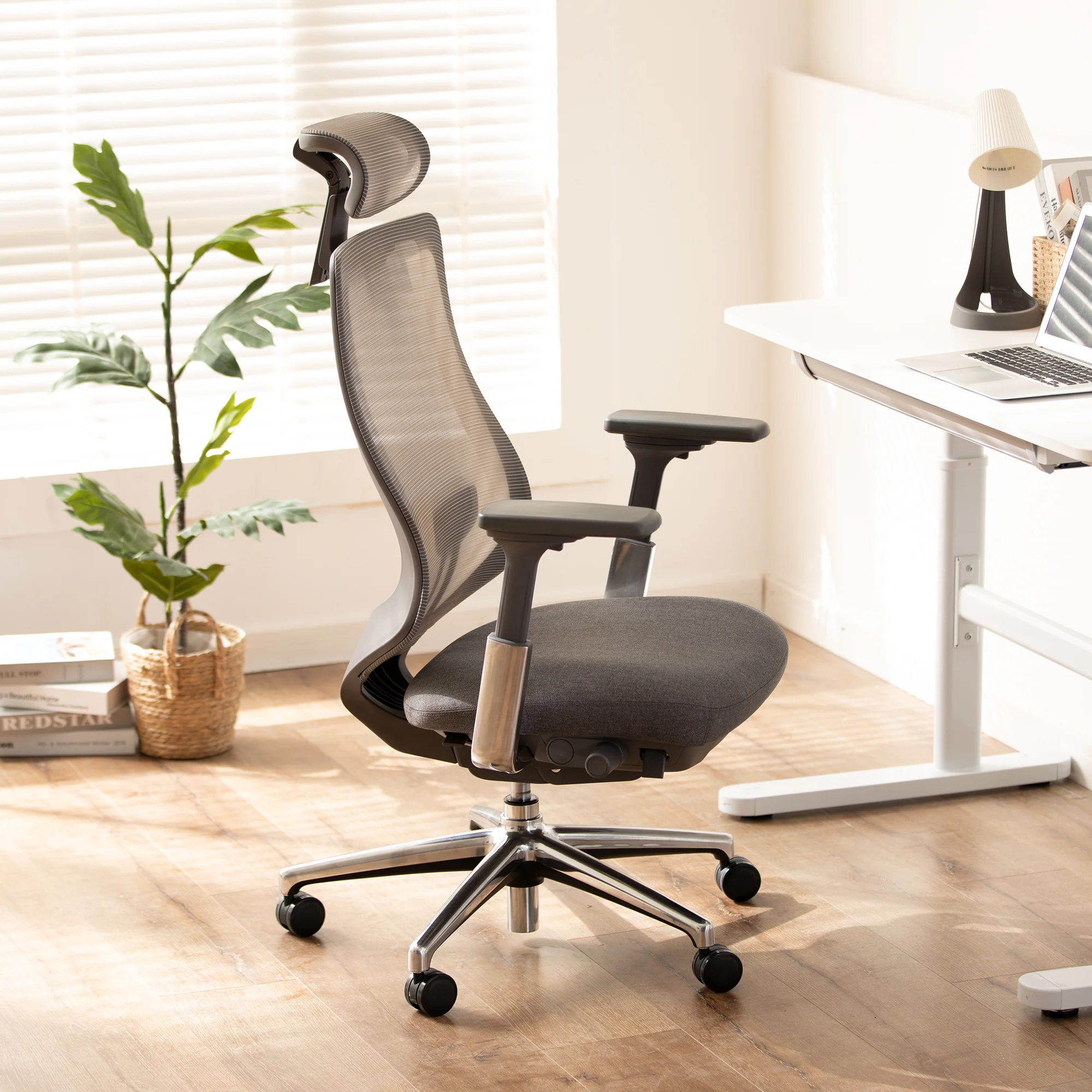 Colamy Atlas Ergonomic Chair — 10 นวัตกรรมเก้าอี้และอุปกรณ์การยศาสตร์ (Ergonomic Desk Setup) ยอดนิยมปี 2026 เพื่อสุขภาพหลังและเพิ่มประสิทธิภาพการทำงาน