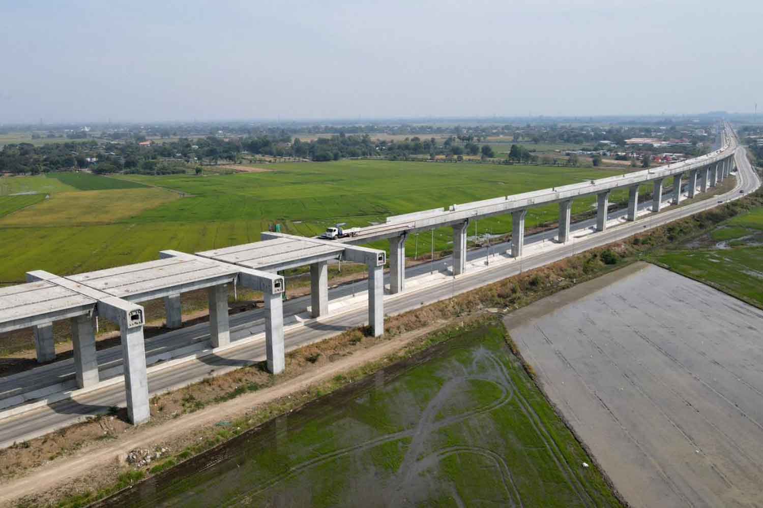 รถไฟขบวนประวัติศาสตร์พระนารายณ์และทางคู่ลอยฟ้า (ลพบุรี) — 10 เส้นทางรถไฟท่องเที่ยวสายธรรมชาติและประวัติศาสตร์ยอดนิยมในไทย ปี 2569 สัมผัสเสน่ห์การเดินทางแบบ Slow Travel