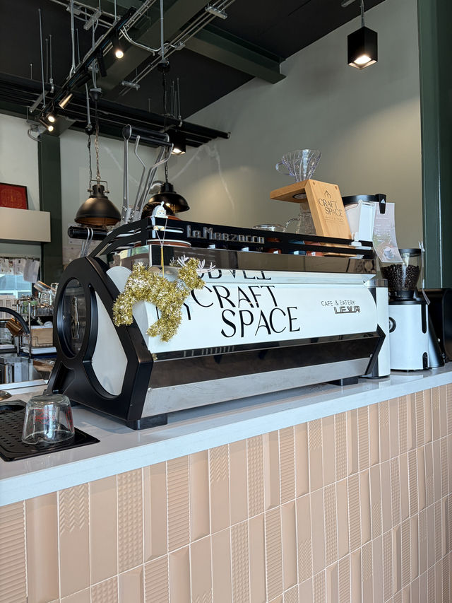 Craft Space Cafe & Eatery — 10 คาเฟ่และร้านอาหาร Pet-Friendly ย่านราชพฤกษ์-พระราม 5 ยอดนิยมปี 2569 บรรยากาศโปร่งสบายต้อนรับสัตว์เลี้ยงแสนรัก