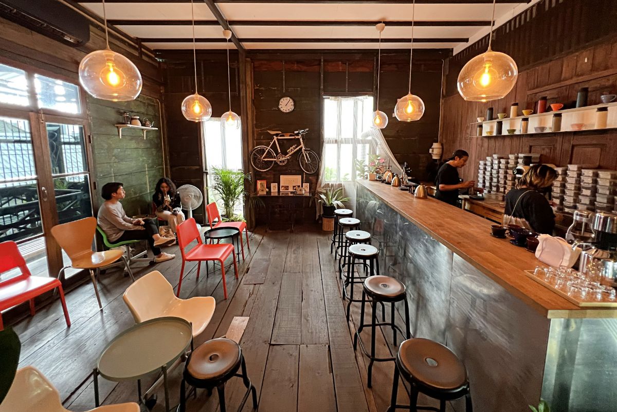 Mother Roaster — 10 คาเฟ่และเบเกอรี่สไตล์อาร์ทิซาน ย่านเจริญกรุง-ตลาดน้อย ยอดนิยมปี 2569 ปักหมุดมุมถ่ายรูปคลาสสิกริมย่านเมืองเก่า