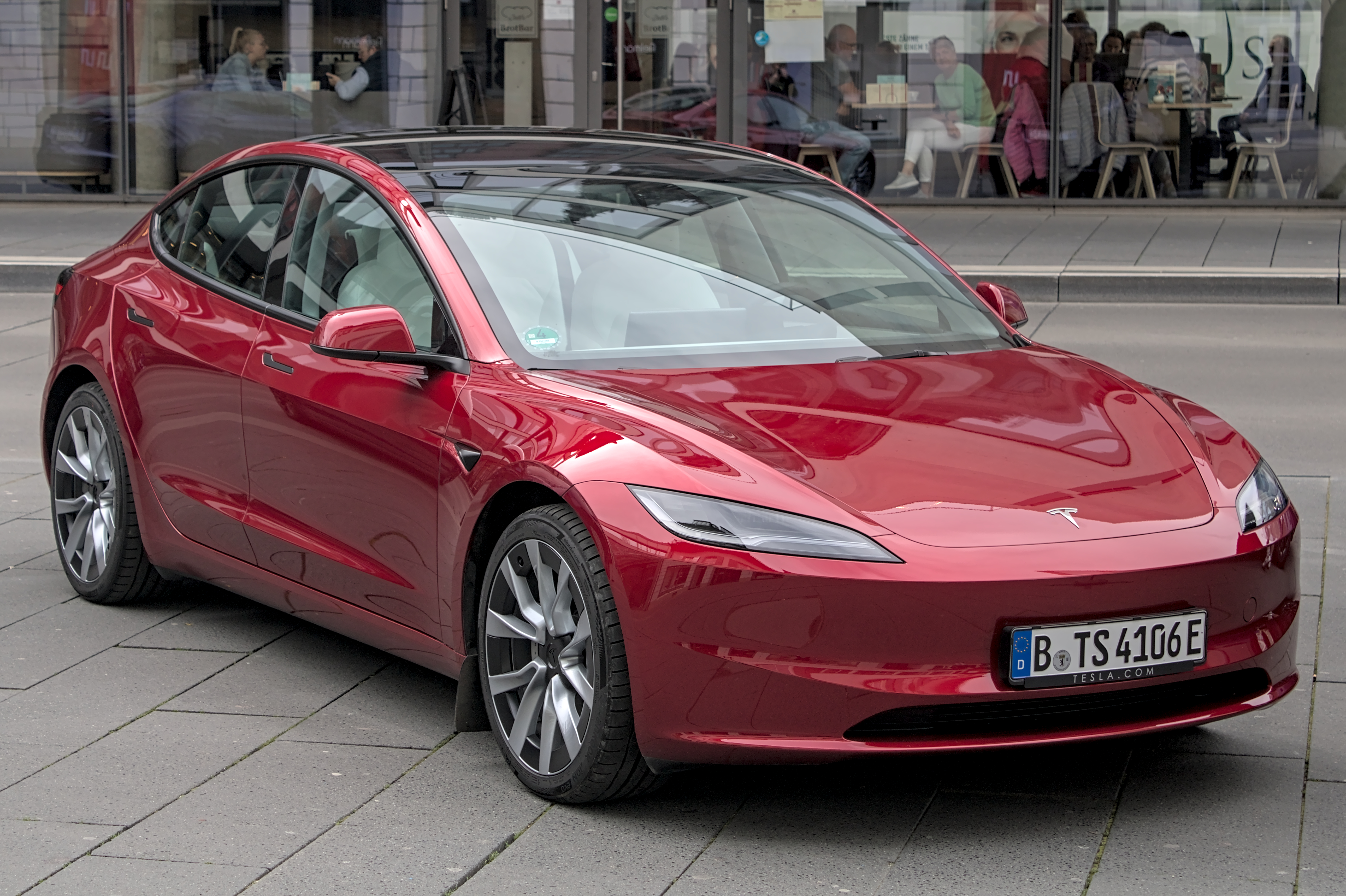 Tesla Model 3 — 5 รถยนต์ไฟฟ้าที่ดีในปี 2026 เทคโนโลยีล้ำ ตอบโจทย์ทุกไลฟ์สไตล์