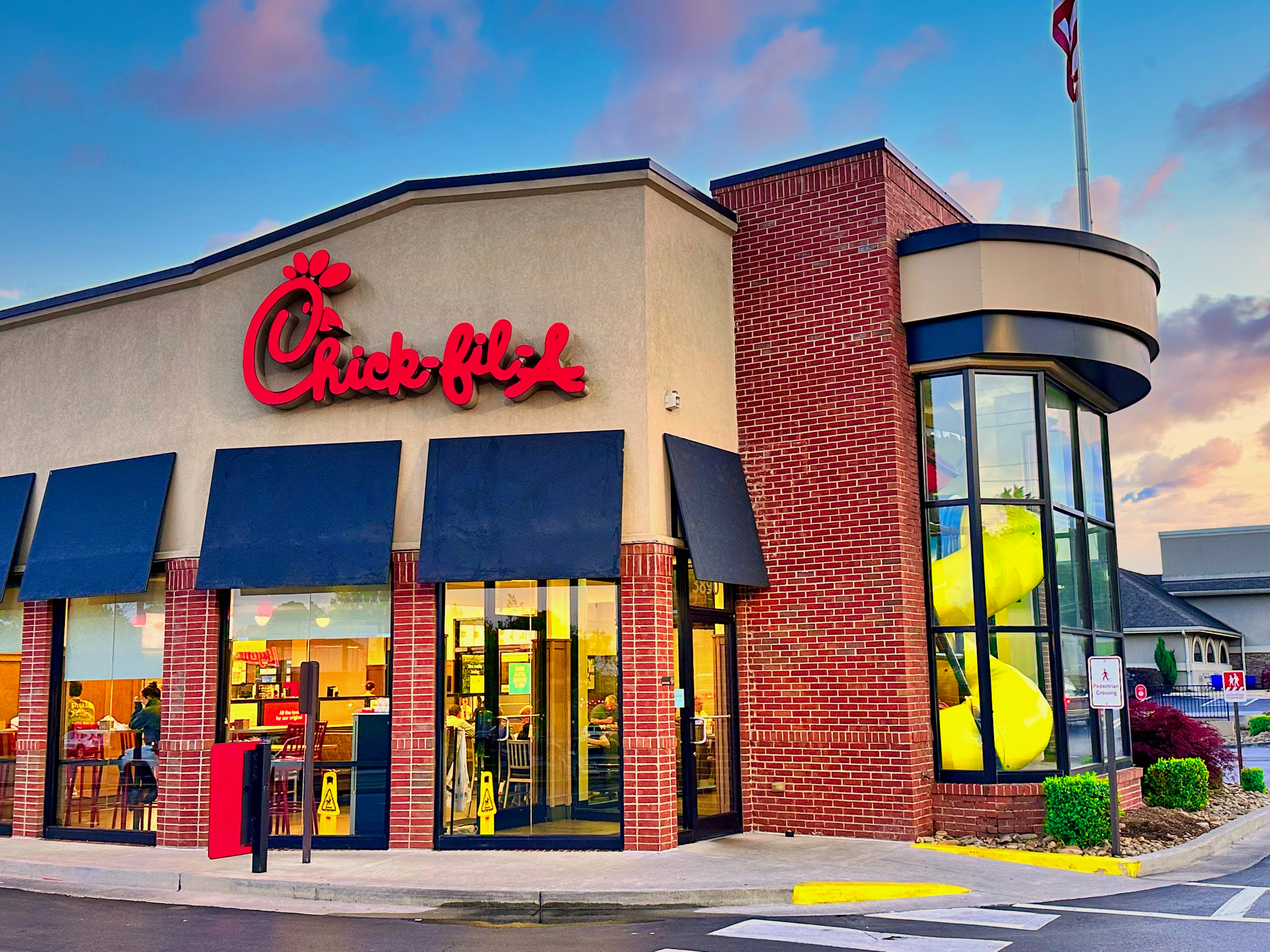 Chick-fil-A (ชิกฟิเล) — 10 อันดับเชนร้านอาหารฟาสต์ฟู้ดที่มียอดขายต่อปีสูงที่สุดในโลก อัปเดตสถิติล่าสุดปี 2026