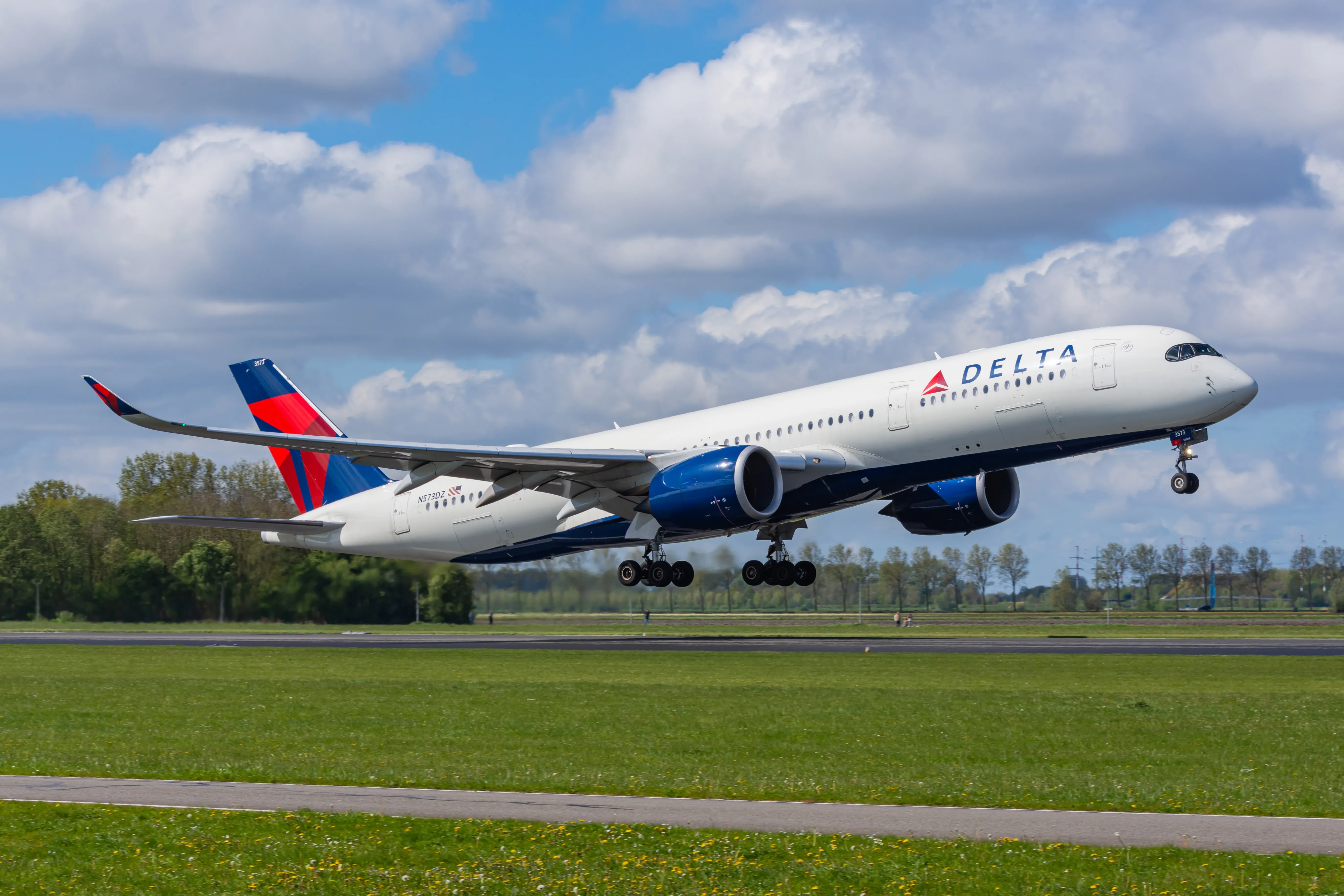 Delta Air Lines (เดลตาแอร์ไลน์) — 10 อันดับกลุ่มสายการบินที่มียอดผู้โดยสารรวมต่อปีสูงที่สุดในโลก อัปเดตสถิติล่าสุดปี 2026