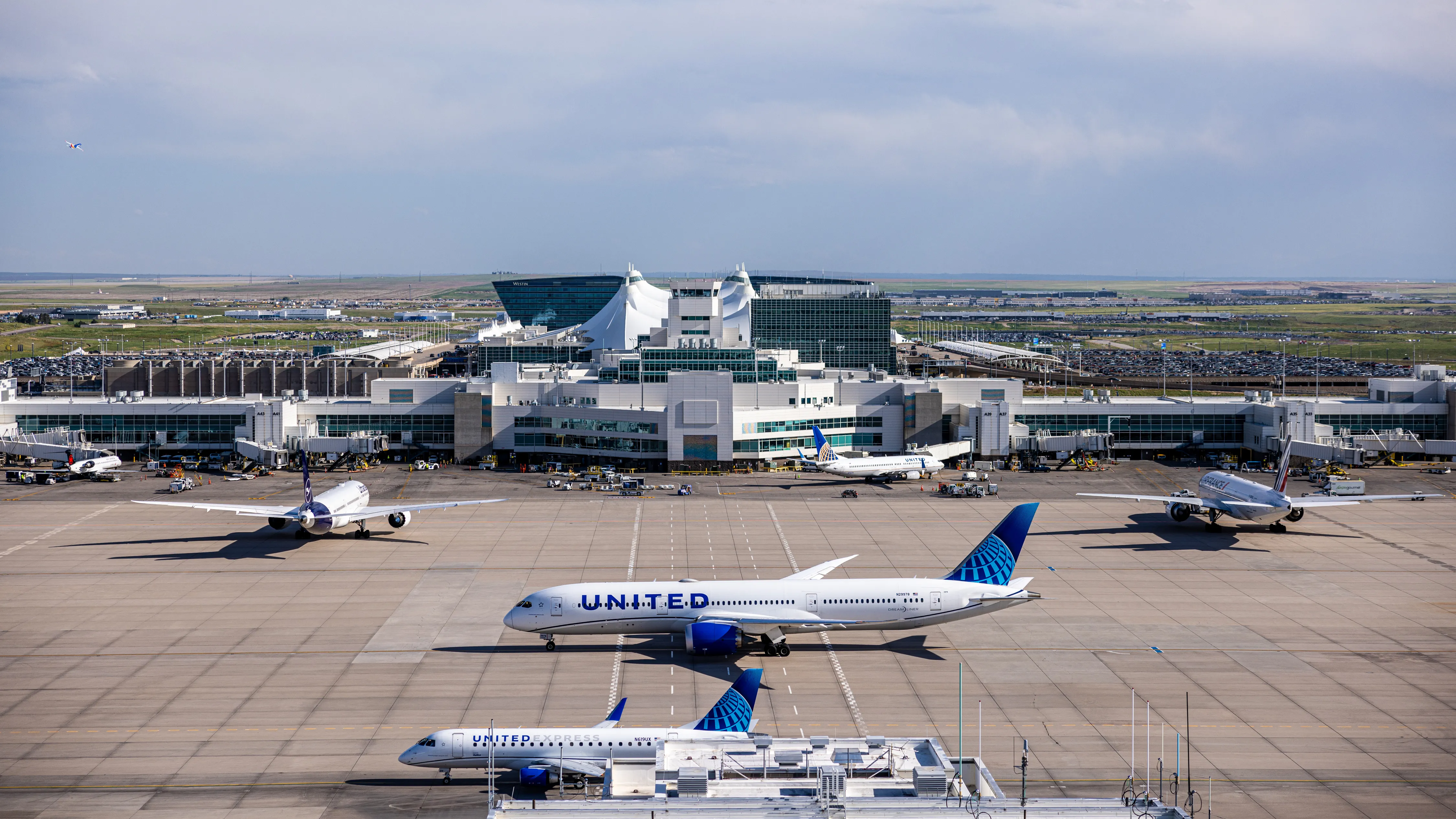 United Airlines Holdings (ยูไนเต็ดแอร์ไลน์โฮลดิงส์) — 10 อันดับกลุ่มสายการบินที่มียอดผู้โดยสารรวมต่อปีสูงที่สุดในโลก อัปเดตสถิติล่าสุดปี 2026