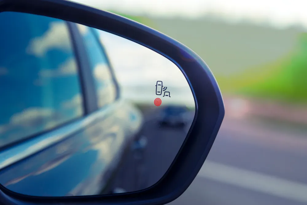 ระบบเตือนมุมอับสายตาที่กระจกมองข้าง (Blind Spot Monitoring - BSM) — 10 ระบบความปลอดภัยเชิงป้องกันก่อนเกิดเหตุ Active Safety และ ADAS ยอดนิยมในรถยนต์ยุคใหม่ ปี 2026