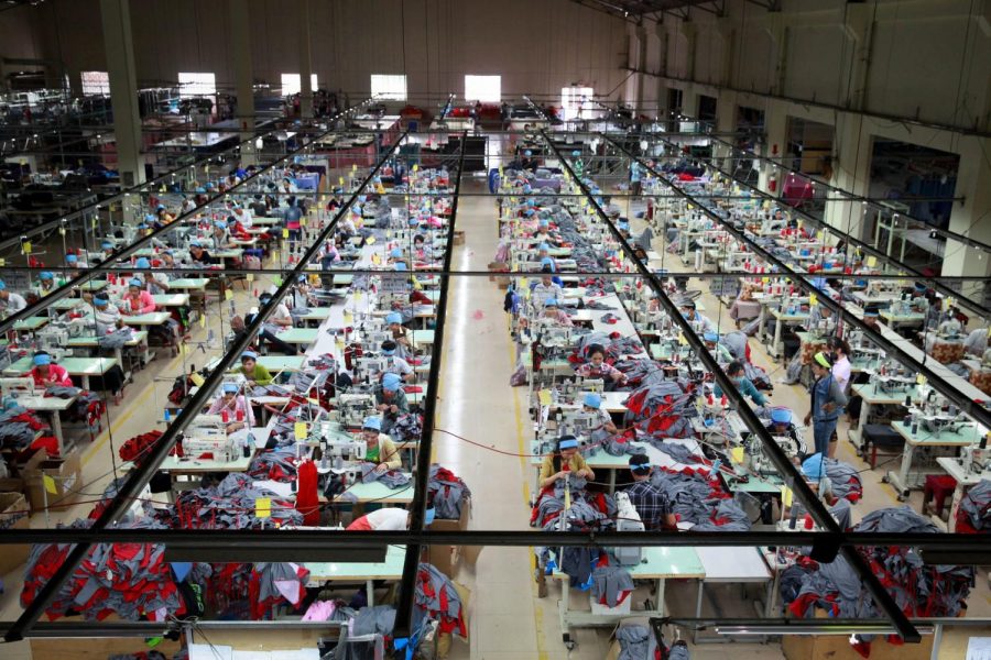 กำลังการผลิตเสื้อผ้าทั่วโลกทะลุ 100,000 ล้านชิ้นต่อปี — 10 เรื่องน่ารู้ในหมวดโรงงานผลิตเสื้อผ้าและแฟชั่น เจาะลึกตัวเลขอุตสาหกรรมสิ่งทอยุคใหม่