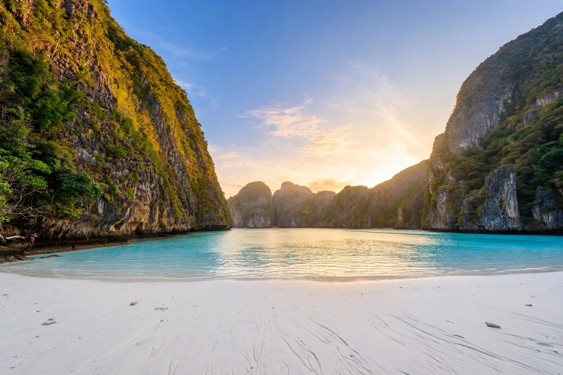 อุทยานแห่งชาติหาดนพรัตน์ธารา-หมู่เกาะพีพี — 10 อุทยานแห่งชาติทางทะเลฝั่งอันดามันยอดนิยมในไทย ปี 2569 ต้อนรับฤดูกาลเปิดเกาะและดำน้ำช่วงปลายปี